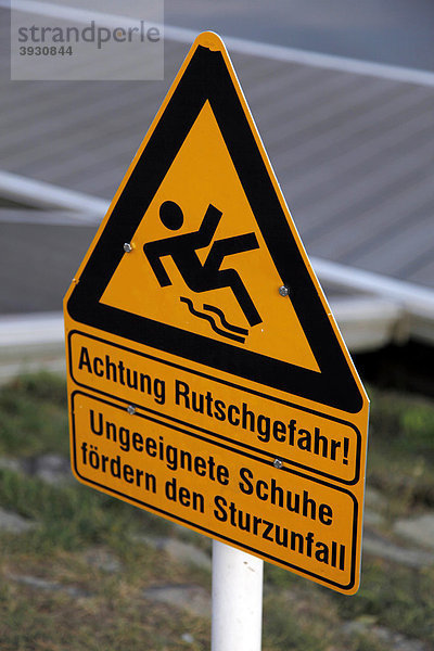 Hinweisschild auf Rutschgefahr an einem Bootssteg  Essen  Nordrhein-Westfalen  Deutschland  Europa