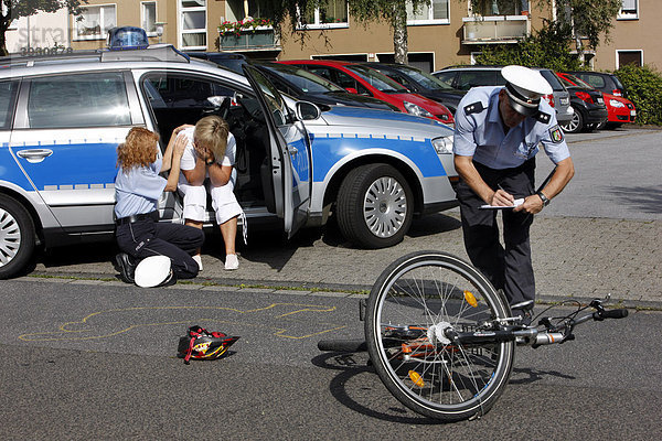 Polizeibeamte betreuen Zeuge eines Fahrradunfalls  Opferschutz  Notfallseelsorge  nachgestellte Situation  Deutschland  Europa