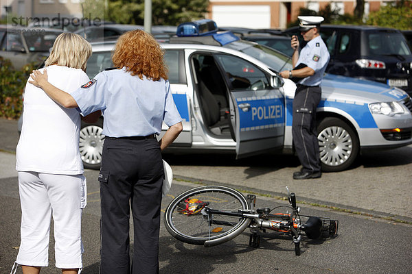 Polizeibeamte betreuen Zeuge eines Fahrradunfalls  Opferschutz  Notfallseelsorge  nachgestellte Situation  Deutschland  Europa