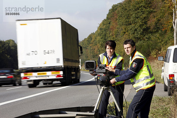 Polizeibeamte der Autobahnpolizei errichten eine Radarmessstelle an der Autobahn A2 zur Geschwindigkeitskontrolle  Deutschland  Europa