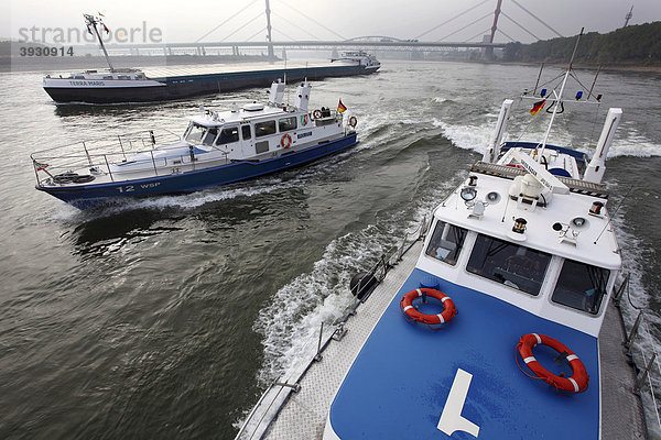 Einsatzboot der Wasserschutzpolizei bei einer Streifenfahrt auf dem Rhein bei Duisburg  Nordrhein-Westfalen  Deutschland  Europa