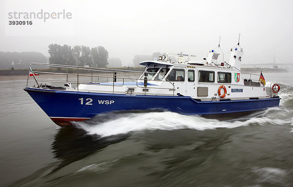 Einsatzboot der Wasserschutzpolizei bei einer Streifenfahrt auf dem Rhein bei Duisburg  Nordrhein-Westfalen  Deutschland  Europa