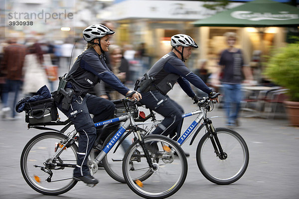 Fahrradstreife der Polizei in einer Fußgängerzone  Deutschland  Europa