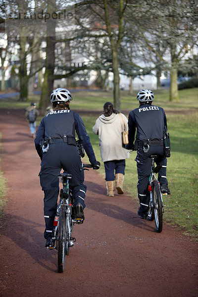 Fahrradstreife der Polizei in einem Stadtpark  Deutschland  Europa