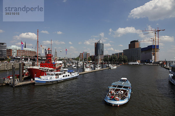 Hafenrundfahrt im Hamburger Hafen  Hamburg  Deutschland  Europa