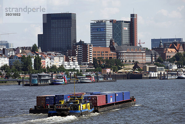 Container-Schiffe  im Hafen Hamburg  Deutschland  Europa