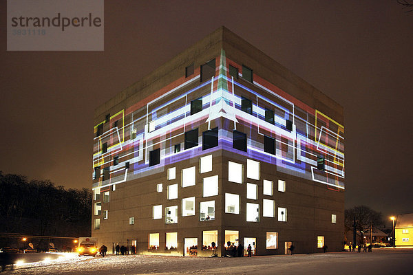 Lichtkunst am SANAA Gebäude  Zollverein School  von Eva-Maria-Joeressen  beim Kulturfest GlückAuf2010 zum Auftakt des Europäischen Kulturhauptstadt Jahres  auf dem Gelände der Zeche und Kokerei Zollverein  Essen  Nordrhein-Westfalen  Deutschland  Europa