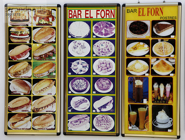 Speiseangebot  Speisekarte mit Fotos in der Auslage eines Touristenrestaurants in der Altstadt von Guadalest  Spanien  Europa