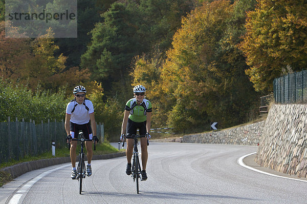 Rennrad-Fahrerin und Fahrer am Mendel-Pass oberhalb von Kaltern  Südtirol  Italien  Europa
