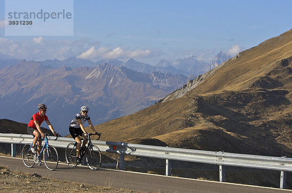 Rennrad-Fahrerin und Fahrer am Penserjoch  Südtirol  Italien  Europa