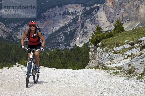Mountainbike-Fahrerin am Limo-Pass im Naturpark Fanes-Sennes-Prags  Trentino  Südtirol  Italien  Europa