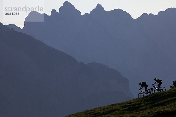 Mountainbike-Fahrerin und Fahrer  Fodara Vedla-Mulde  Naturpark Fanes-Sennes-Prags  Veneto  Südtirol  Italien  Europa