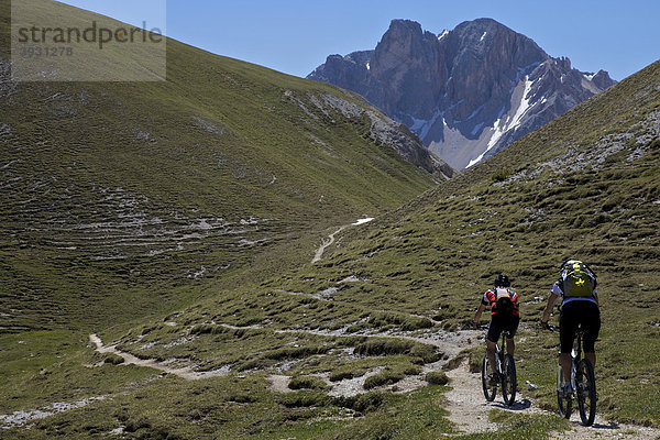 Mountainbike-Fahrerin und Fahrer auf Trail von der Kreuzjochscharte zum Ju dles Cacagnares  Naturpark Fanes-Sennes-Prags  Trentino  Südtirol  Italien  Europa