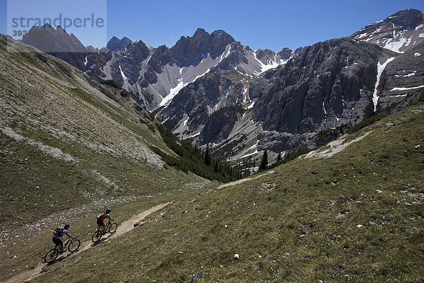 Mountainbike-Fahrerin und Fahrer auf Trail von der Kreuzjochscharte zum Ju dles Cacagnares  Naturpark Fanes-Sennes-Prags  Trentino  Südtirol  Italien  Europa