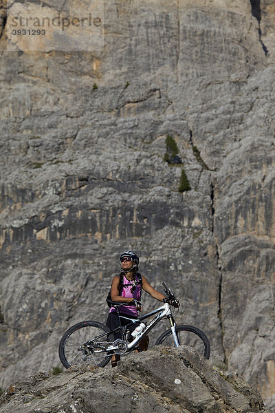 Mountainbike-Fahrerin am Kreuzkofel  Naturpark Fanes-Sennes-Prags  Trentino  Südtirol  Italien  Europa