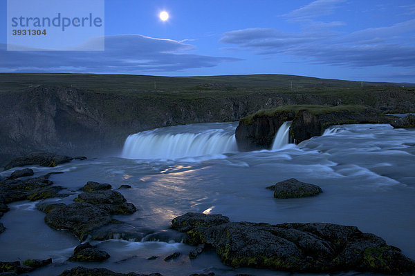 Wasserfall Godafoss mit Mond  Island  Europa