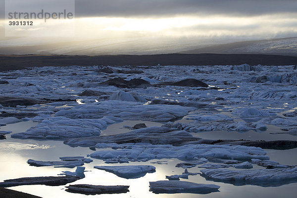 Eisberge und Eisschollen  Gletschersee Jökuls·rlÛn  Island  Europa