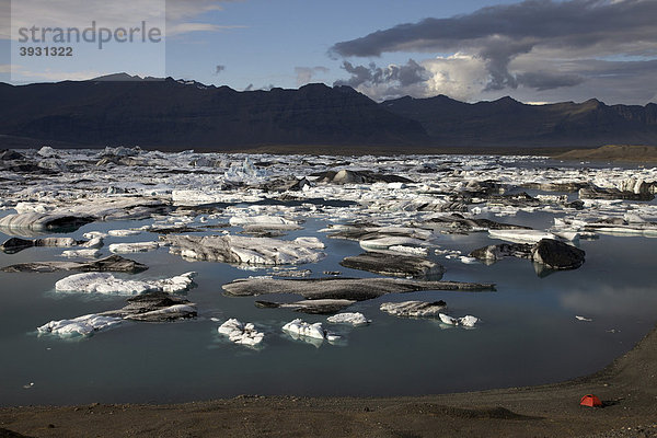 Eisberge und Eisschollen  Gletschersee Jökuls·rlÛn  Island  Europa