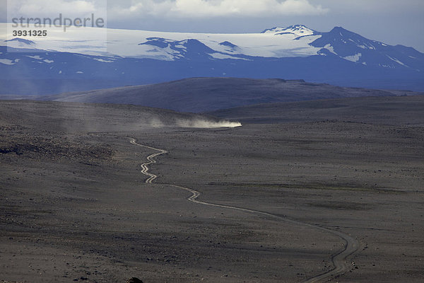 Staubfahne hinter Geländefahrzeug auf Hochlandroute Sprengisandur  dahinter Gletscher Vatnajökull  Nordisland  Island  Europa