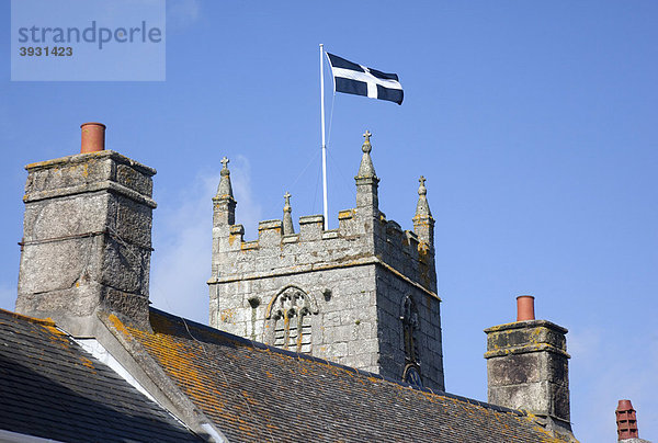 Cornische Fahne auf dem Kirchturm von St Just in Penwith  Cornwall  England  Großbritannien  Europa