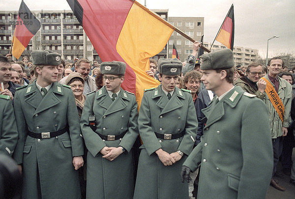 DDR-Bürger warten auf die Ankunft des Bundeskanzlers Helmut Kohl  19.12.1989  Dresden  Sachsen  Deutschland  Europa