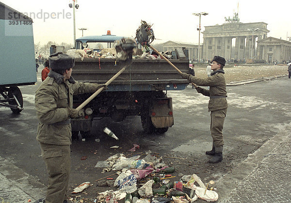 Aufräumarbeiten nach der Silvesterfeier vor dem Brandenburger Tor  01.01.1990  Ost-Berlin  Deutschland  Europa