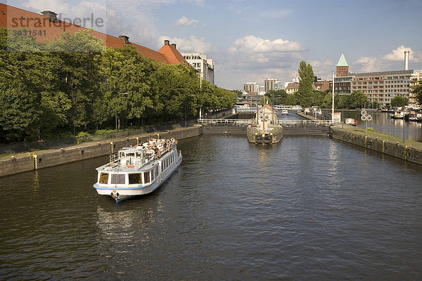 Ausflugsboot auf der Spree bei der Mühlendamm-Schleuse  Berlin  Deutschland  Europa