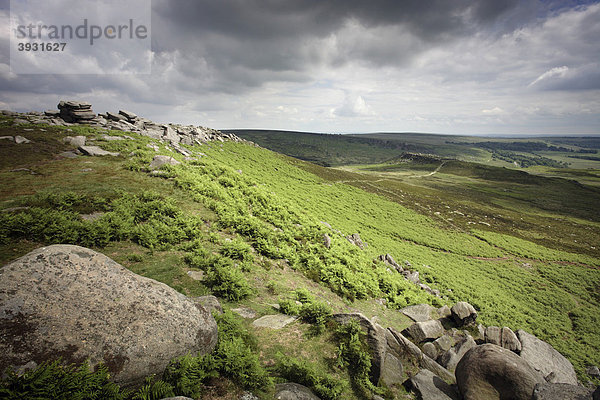 Hathersage Moor  Blick von Higger Tor in Richtung Carl Wark  Derbyshire  England  Großbritannien  Europa