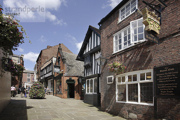 Die Shambles Straße  mit dem The Royal Oak Public House  einem der ältesten Pubs Englands  Chesterfield  Derbyshire  England  Vereinigtes Königreich  Europa