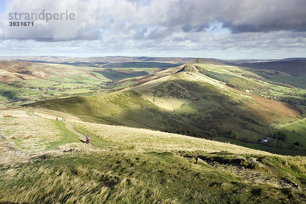 Blick vom Mam Tor entlang der Great Ridge Hügelkette  Peak District National Park  Derbyshire  England  Vereinigtes Königreich  Europa