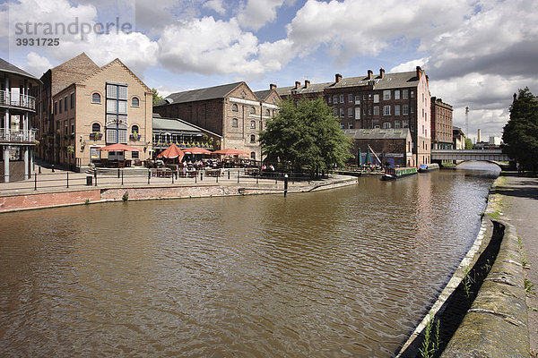 Kanal und Flussufer mit zu Restaurants umgebauten Industriegebäuden  Nottingham  Nottinghamshire  England  Vereinigtes Königreich  Europa