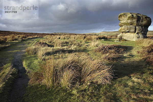 Eagle Stone Sandsteinblock  Baslow Edge  Derbyshire  England  Vereinigtes Königreich  Europa