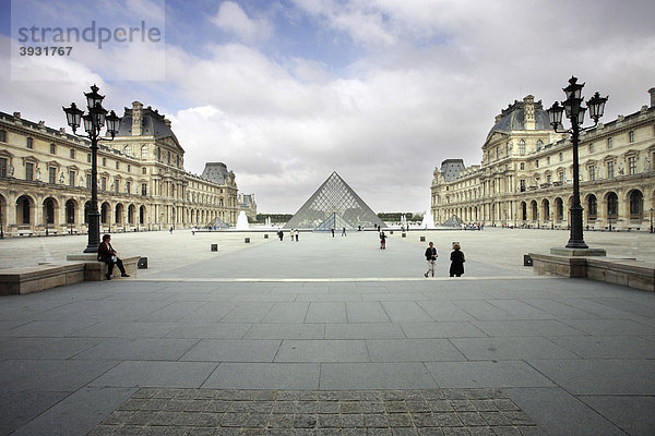 MusÈe du Louvre Museum  Cour NapolÈon  Paris  Frankreich  Europa