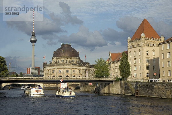 Spree mit Bode-Museum  Fernsehturm und touristischen Booten  Berlin  Deutschland  Europa
