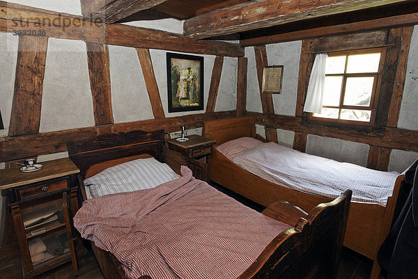 Betten in der Schlafkammer für Knechte  historisches Backhaus von 1730  Bauernhaus Museum Wolfegg  Allgäu  Oberschwaben  Baden-Württemberg  Deutschland  Europa