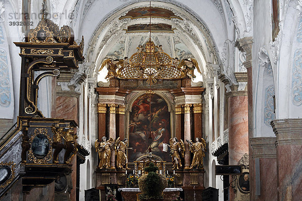 Stiftspfarrkirche Mattsee  barocker Hochaltar mit geschnitzten Figuren  Flachgau  Salzburger Land  Salzburg  Österreich  Europa