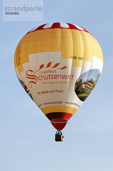 Heißluftballon mit Werbung für ein Gasthaus mit biologischer Küche  Flachgau  Salzburger Land  Salzburg  Österreich  Europa