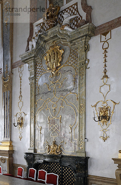 Marmorsaal  Trauungssal  Wand mit goldenen Ornamenten  Schloss Mirabell  Salzburg  Österreich  Europa