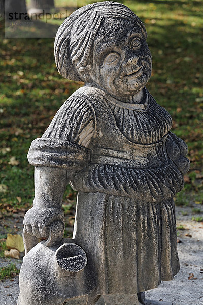 Weiblicher Zwerg  Skulpturen-Serie verwachsener Menschen aus der Barockzeit  Zwergelgarten  Mirabellgarten  Salzburg  Österreich  Europa