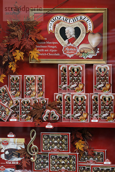 Süßwaren-Laden  Schaufenster  echte Reber-Mozartkugeln  Alter Markt  Altstadt  Salzburg  Österreich  Europa