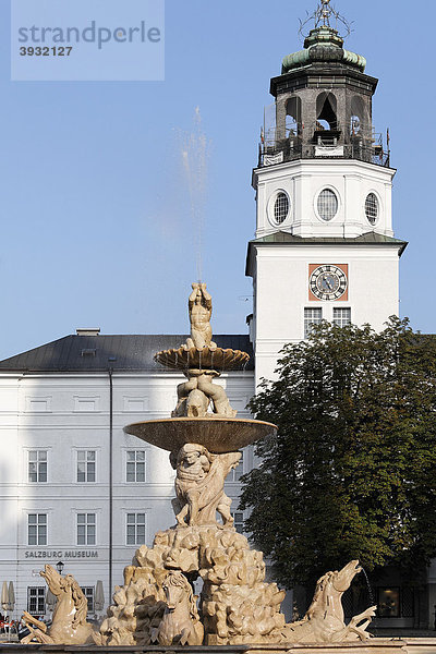 Residenzplatz  Neue Residenz mit Glockenspiel  Residenzbrunnen  Salzburg  Österreich  Europa