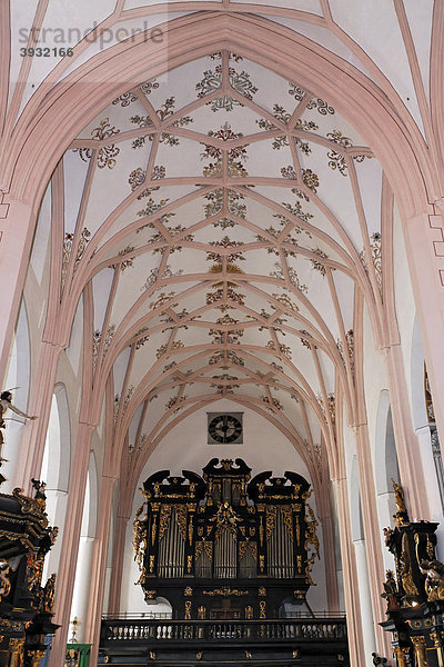 Ehemalige Klosterkirche St. Michael  Basilica minor  Kreuzrippengewölbe und Orgel  Salzkammergut  Oberösterreich  Österreich  Europa