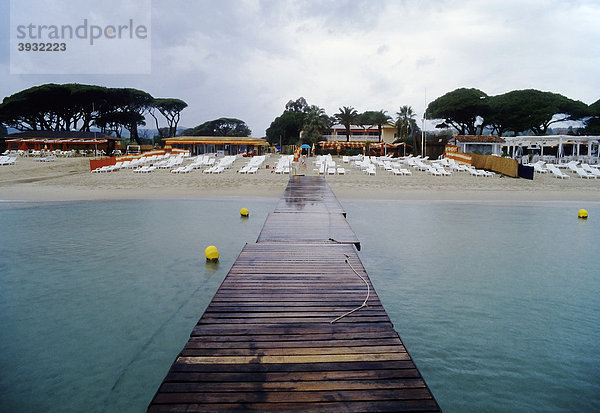 Berühmter Strandclub Tahiti Plage  bedeckter Himmel  Regenwetter  Saint-Tropez  CÙte d'Azur  Var  Südfrankreich  Frankreich  Europa