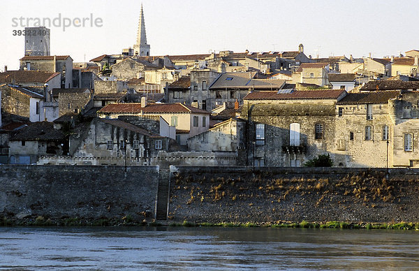 Mittelalterliche Gebäude am Ufer der RhÙne  Arles  Bouches-du-RhÙne  Provence-Alpes-CÙte d'Azur  Südfrankreich  Frankreich  Europa