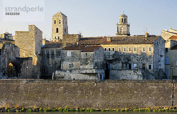 Mittelalterliche Gebäude und Stadttor am Ufer der RhÙne  Arles  Bouches-du-RhÙne  Provence-Alpes-CÙte d'Azur  Südfrankreich  Frankreich  Europa