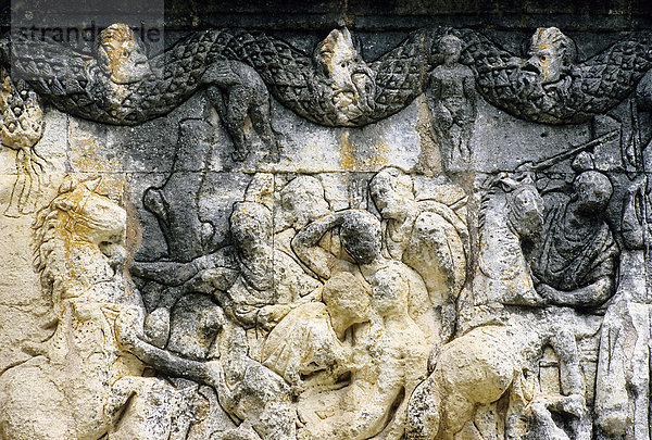 Relief mit verwitterter Figurengruppe  römisches Stadtgründungsmonument  Les Antiques  Saint-RÈmy  Bouches-du-RhÙne  Provence-Alpes-CÙte d'Azur  Südfrankreich  Frankreich  Europa