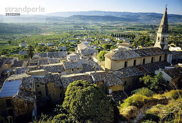 Altes Dorf Venasque  Blick auf Plateau de Vaucluse  Provence-Alpes  CÙte d'Azur  Südfrankreich  Frankreich  Europa