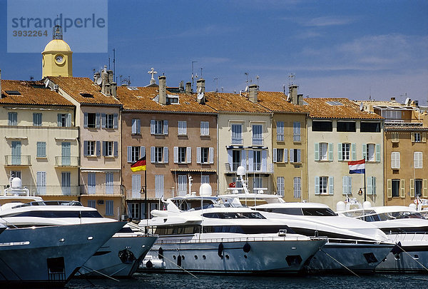 Saint-Tropez  Stadtansicht mit Luxusjachten  Provence- Alpes-CÙte d'Azur  Var  Südfrankreich  Frankreich  Europa