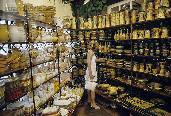 Frau beim Einkauf in einem Geschäft mit südfranzösischer Töpferware  Saint-Tropez  CÙte d'Azur  Var  Südfrankreich  Frankreich  Europa