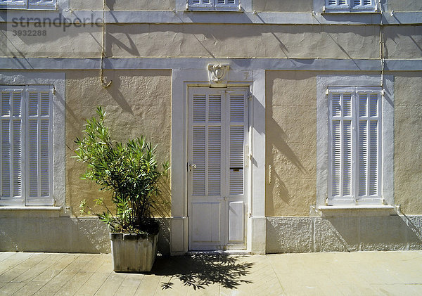 Fassade mit geschlossenen Fensterläden in der Mittagssonne  CollobriÈre  Provence-Alpes-CÙte d'Azur  Südfrankreich  Frankreich  Europa